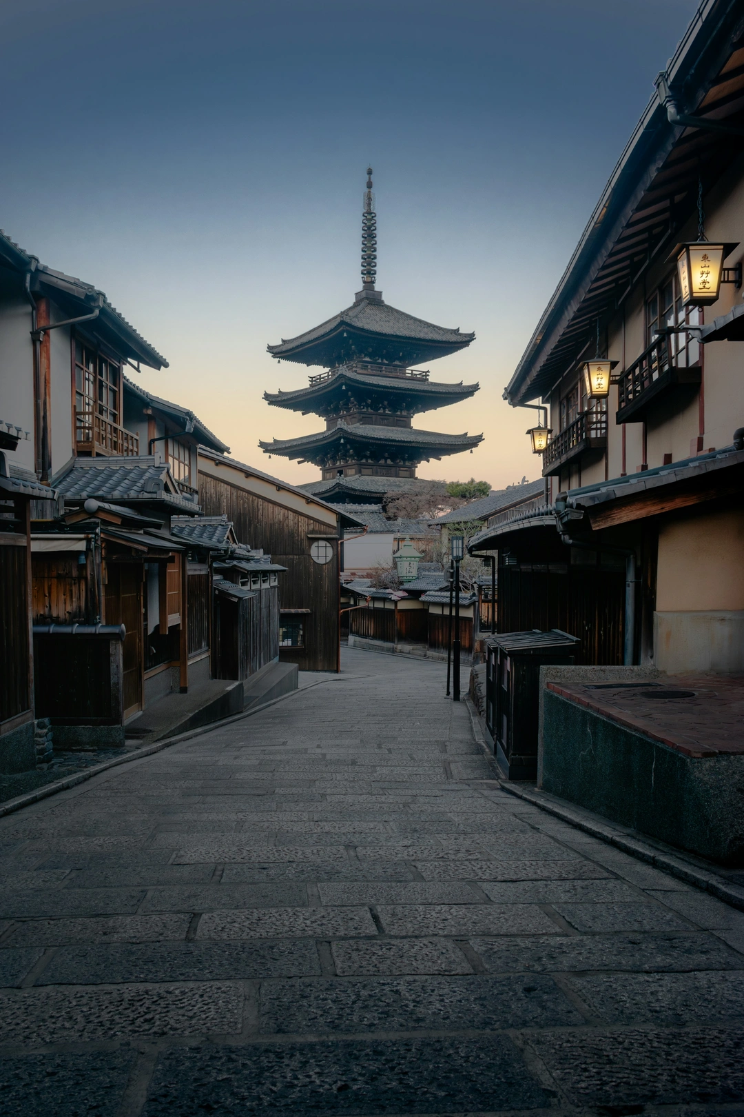 Yasaka Pagoda and a quiet street in Kyoto at sunrise, photographed by Filipe Freitas
